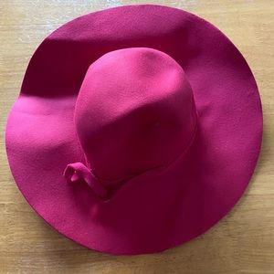 wide brim pink hat.